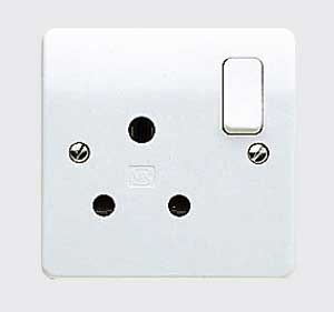 MK 15A Single Gang Switch Socket, Heavy Duty 15A Rated Electrical Socket with Single Gang Layout, Compatible with Standard UK Plugs, Robust Materials for Long-Term Use